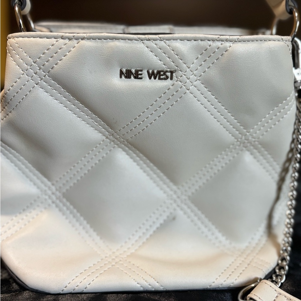 ✨ Pre-Loved Nine West Quilted Crossbody Bag ✨ - Picture 3 of 8